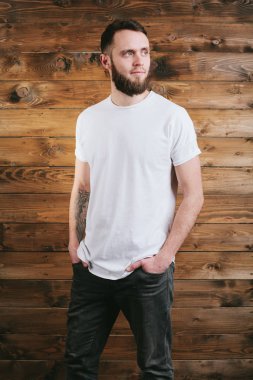 logonuzu yeri olan beyaz boş t-shirt giyen adam