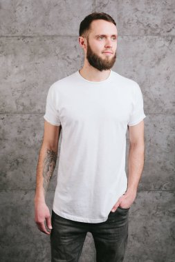 logonuzu yeri olan beyaz boş t-shirt giyen adam