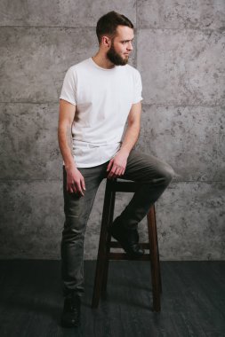 logonuzu yeri olan beyaz boş t-shirt giyen adam