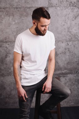 logonuzu yeri olan beyaz boş t-shirt giyen adam
