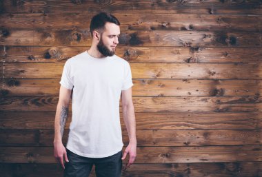 logonuzu yeri olan beyaz boş t-shirt giyen adam