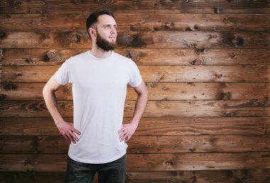 logonuzu yeri olan beyaz boş t-shirt giyen adam