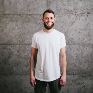 logonuzu yeri olan beyaz boş t-shirt giyen adam