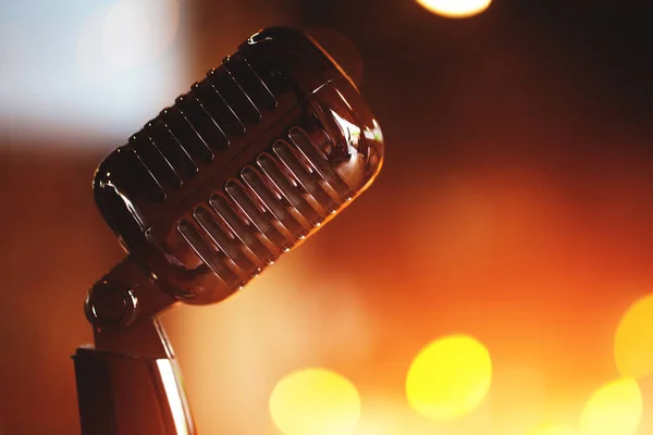 Microfone em um palco com luz de concerto — Fotografia de Stock