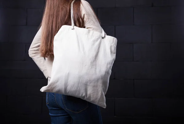 Mujer sosteniendo una bolsa vacía para logo — Foto de Stock