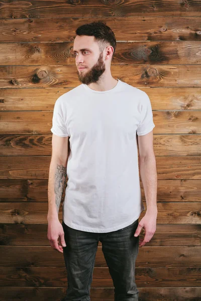 Pria mengenakan putih kosong t-shirt dengan ruang untuk logo Anda — Stok Foto