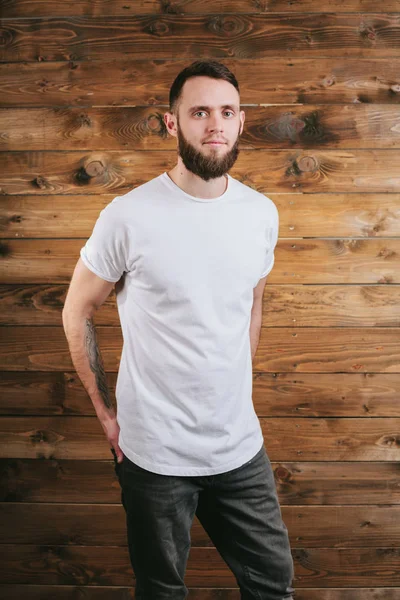 Hombre vistiendo blanco camiseta en blanco con espacio para su logotipo — Foto de Stock