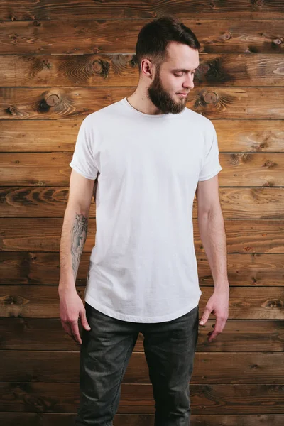 Άνδρα που φοράει το λευκό κενό t-shirt με χώρο για το λογότυπό σας — Φωτογραφία Αρχείου