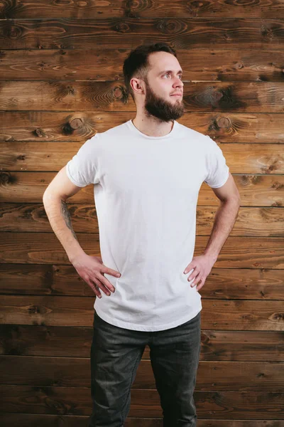 Άνδρα που φοράει το λευκό κενό t-shirt με χώρο για το λογότυπό σας — Φωτογραφία Αρχείου