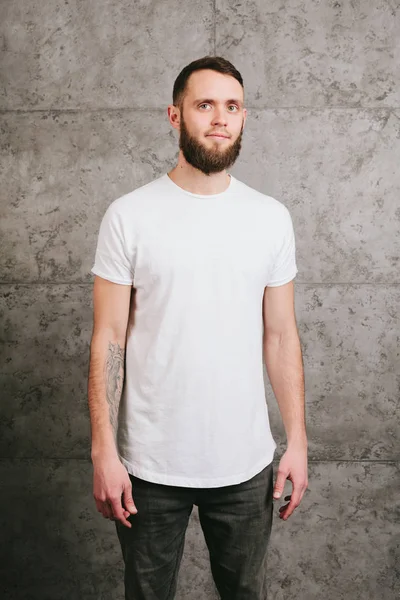 Człowiek sobie biały t-shirt puste z miejscem na logo — Zdjęcie stockowe