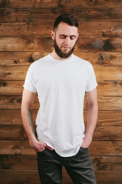 Hombre vistiendo blanco camiseta en blanco con espacio para su logotipo — Foto de Stock