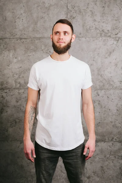 Człowiek sobie biały t-shirt puste z miejscem na logo — Zdjęcie stockowe