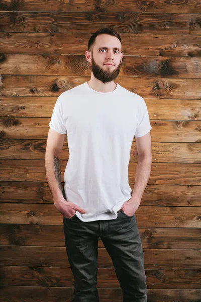 Homem vestindo branco t-shirt em branco com espaço para o seu logotipo — Fotografia de Stock