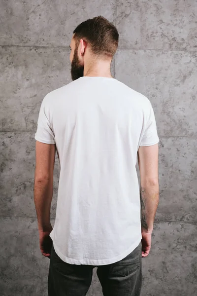 Homem vestindo branco t-shirt em branco com espaço para o seu logotipo — Fotografia de Stock