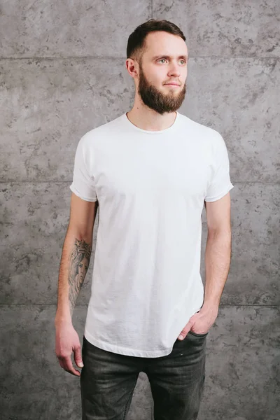 Uomo con t-shirt bianca bianca con spazio per il tuo logo — Foto Stock