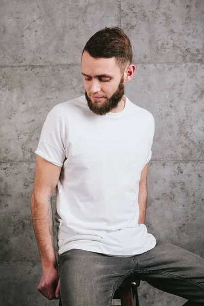 Hombre vistiendo blanco camiseta en blanco con espacio para su logotipo — Foto de Stock