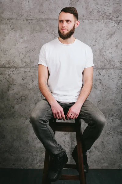 Hombre vistiendo blanco camiseta en blanco con espacio para su logotipo — Foto de Stock