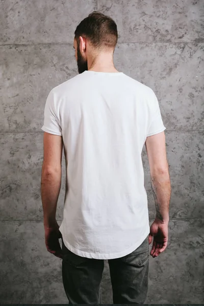 Hombre vistiendo blanco camiseta en blanco con espacio para su logotipo — Foto de Stock