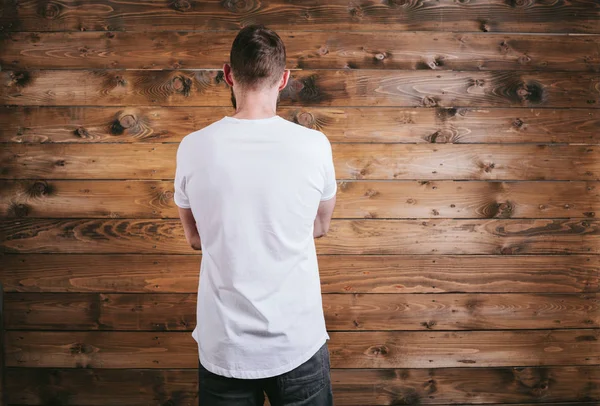 Hombre vistiendo blanco camiseta en blanco con espacio para su logotipo — Foto de Stock