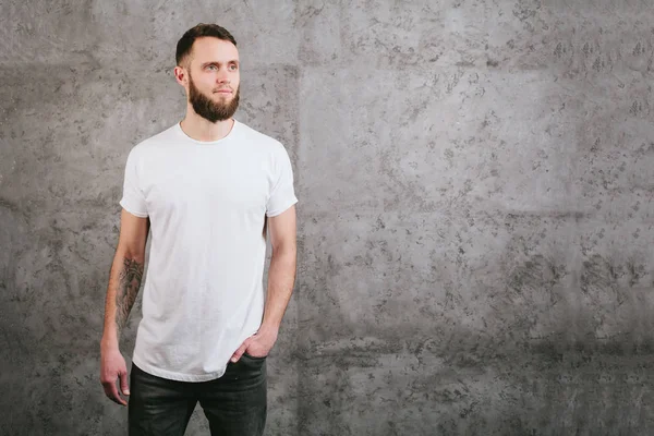 Hombre vistiendo blanco camiseta en blanco con espacio para su logotipo — Foto de Stock