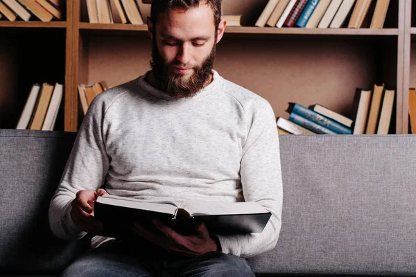 Man die een boek leest — Stockfoto