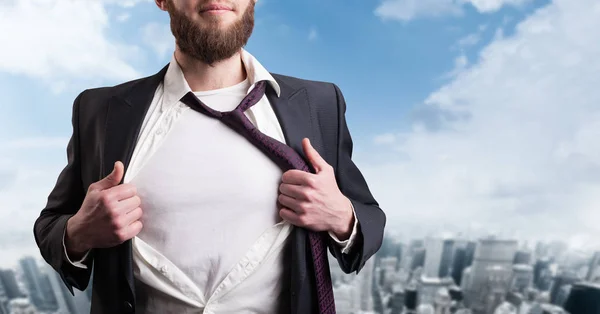 Business man screaming with city behind him — Stock Photo, Image