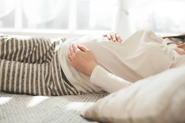 Mujer embarazada en la cama — Foto de Stock