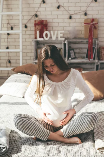 Terhes nő az ágyban reggel — Stock Fotó