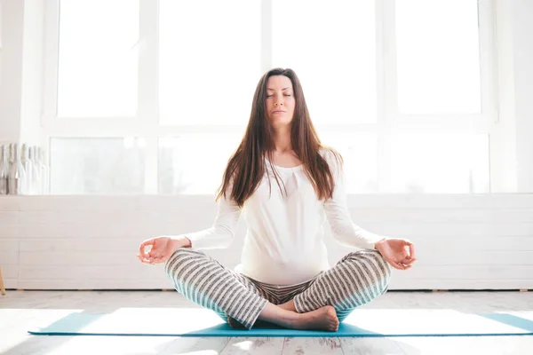 Schwangere macht Yoga zu Hause — Stockfoto