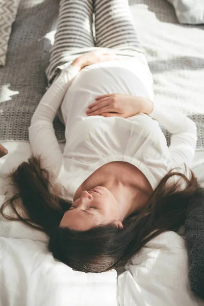 Mujer embarazada en la cama por la mañana — Foto de Stock