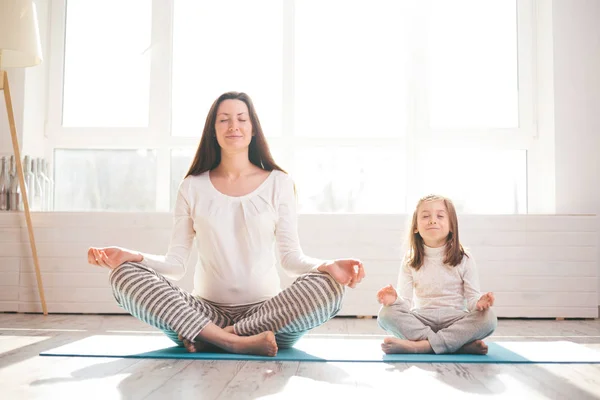 Yoga voor kinderen. Vrouw doet yoga met haar kind — Stockfoto