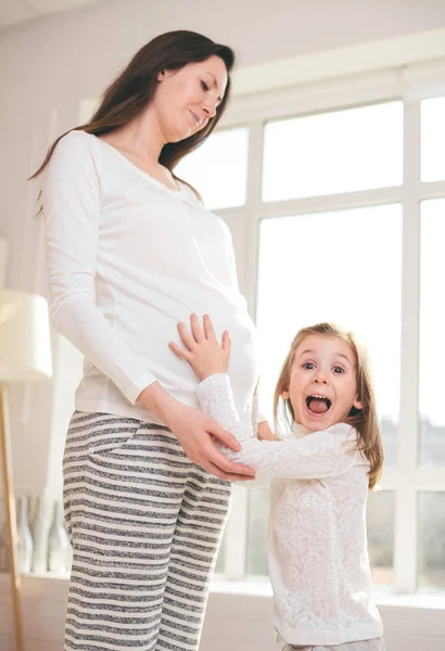 Těhotná žena a dítě, objímání — Stock fotografie