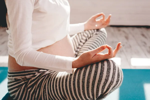Mulher grávida fazendo ioga em casa — Fotografia de Stock