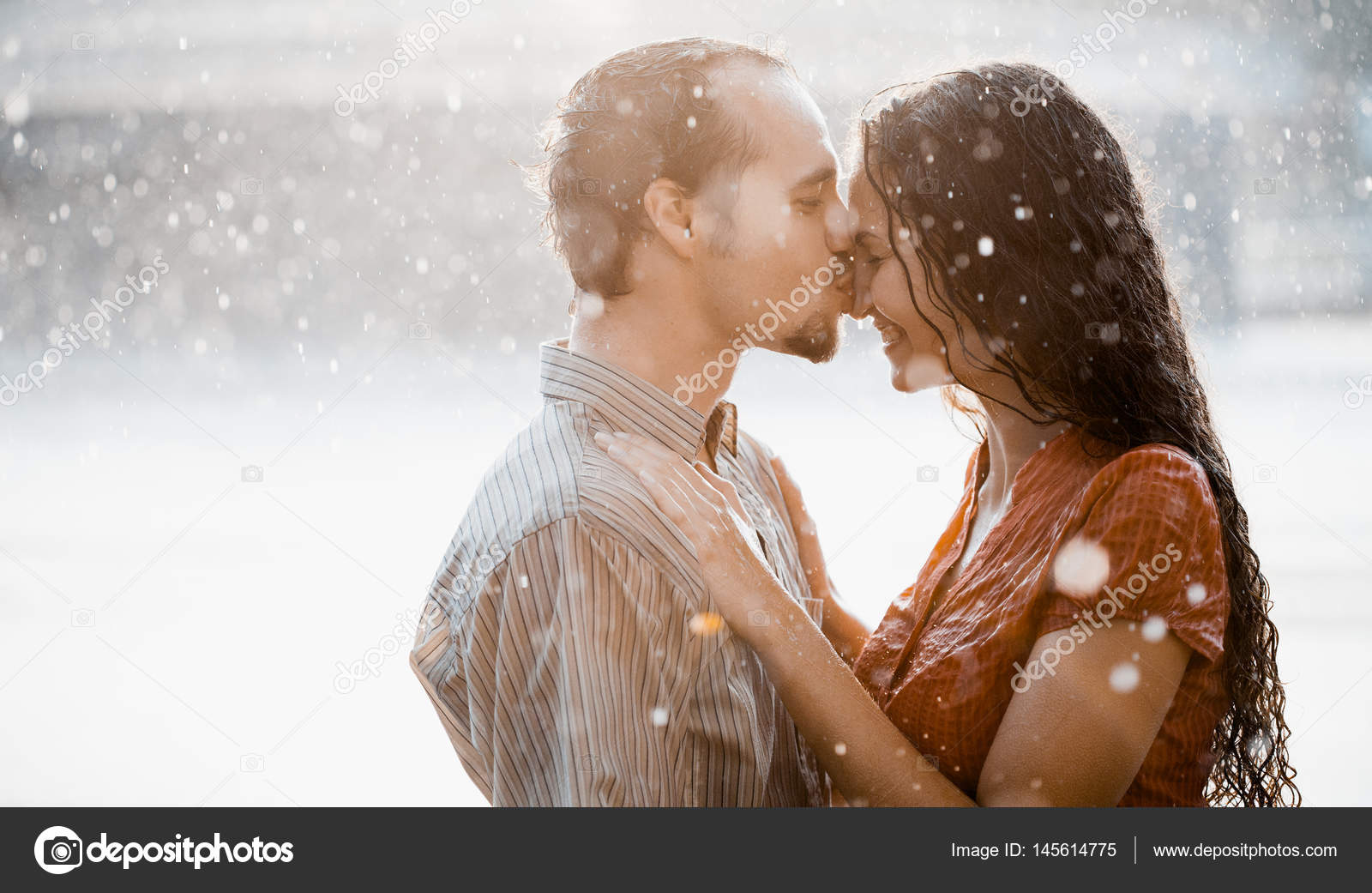 Deux amants s'embrassent sous la pluie estivale — Photo de stock par  ©4masik - 145614775, image size:1600x1041