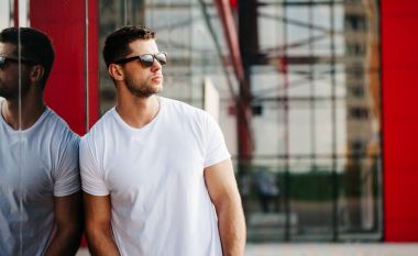 Beyaz gömlekli bir adam için logo üzerinde sahte