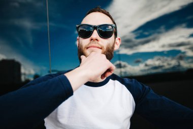 Gözlük takan sakallı hippi adam