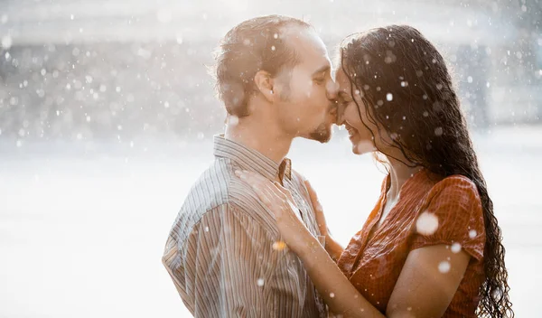 Two lovers kissing under summer rain — Stock Photo, Image