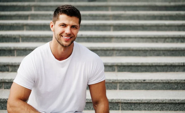 Giovane uomo sorridente con denti perseveranti — Foto Stock