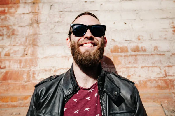 Hipster hombre con barba usando gafas — Foto de Stock