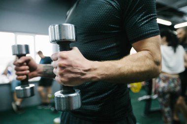 Egzersiz ya da spor salonunda eğitim adam