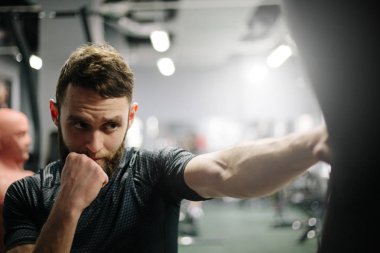 Egzersiz ya da spor salonunda eğitim adam