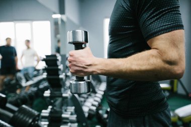 Egzersiz ya da spor salonunda eğitim adam