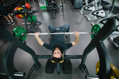 Egzersiz ya da spor salonunda eğitim adam