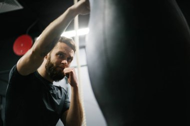 Egzersiz ya da spor salonunda eğitim adam