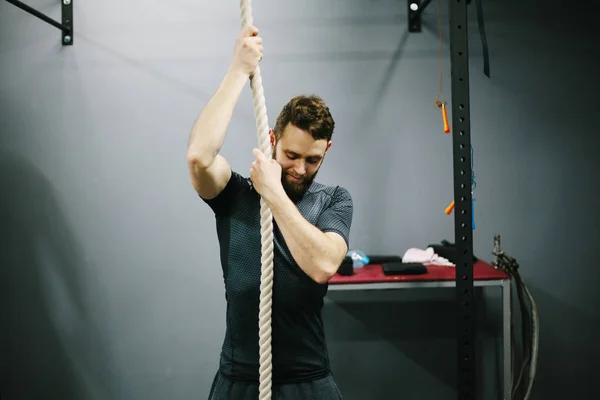 Homem fazendo treino ou treinamento no ginásio — Fotografia de Stock