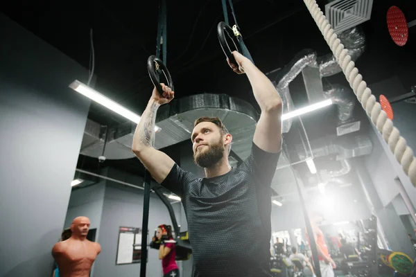 Homem fazendo treino ou treinamento no ginásio — Fotografia de Stock