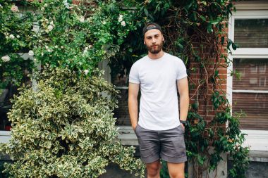 Hipster yakışıklı erkek model beyaz boş t-s giyen sakallı