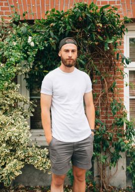 Hipster yakışıklı erkek model beyaz boş t-s giyen sakallı