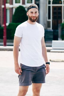 Yeri olan beyaz boş t-shirt giyen sakal modeli