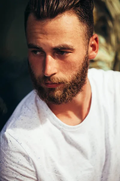 Retrato de um homem Hipster com a barba de perto — Fotografia de Stock